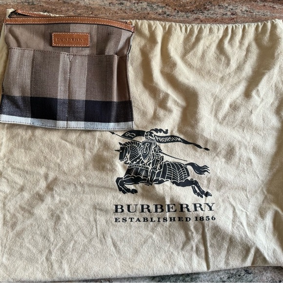 Burberry Ashby Bucket Bag - Picture 4 of 7
